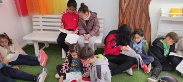 Los alumnos de 6º apadrinan a los de 1º en sus lecturas