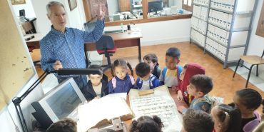 Los alumnos de 4 años visitan el archivo municipal de Calasparra
