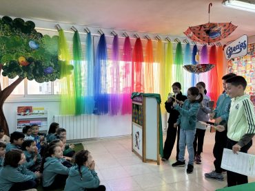 Los alumnos de quinto apadrinan a los de Infantil y Primero con cuentos