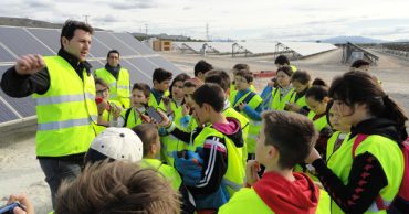 Visita a una planta de energía solar local